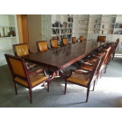 Mesa de biblioteca y sillas